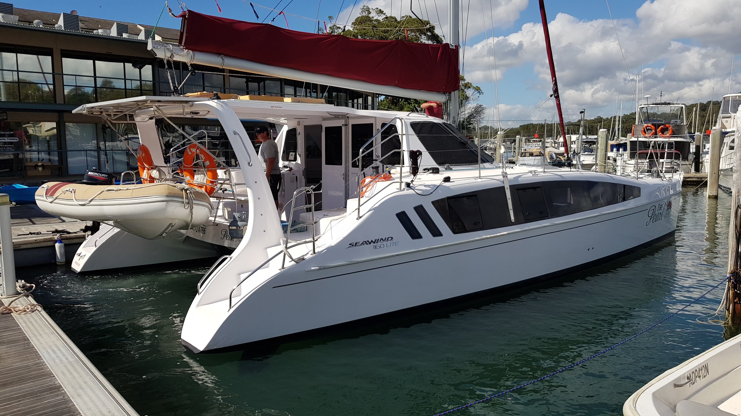 Luxury Catamaran
5 Star Rating
6-8 berth